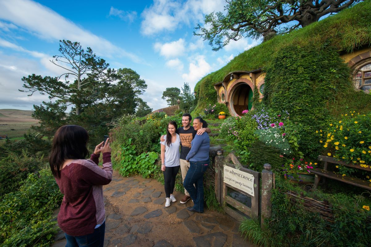 Auckland to Rotorua via Hobbiton Small Group Tour (One Way) - Photo 1 of 13